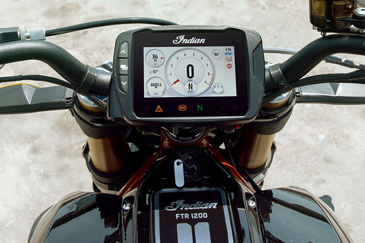 Mẫu xe môtô Indian FTR1200 2019 mới được trang bị một màn hình LCD cảm ứng khá hiện đại với kích thước 3inch. Đây là một bước cải tiến khá tốt của Indian khi mà màn hình này còn có khả năng kết nối Bluetooth với điện thoại thông minh.