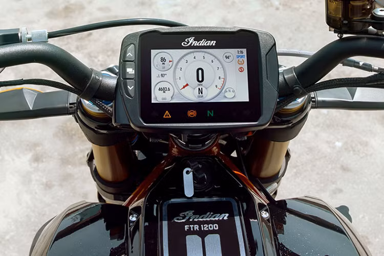 Mẫu xe môtô Indian FTR1200 2019 mới được trang bị một màn hình LCD cảm ứng khá hiện đại với kích thước 3inch. Đây là một bước cải tiến khá tốt của Indian khi mà màn hình này còn có khả năng kết nối Bluetooth với điện thoại thông minh.