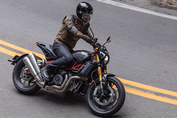Được ra mắt công chúng chính thức tại triển lãm môtô lớn nhất thế giới Intermot 2018, nhưng mới đây chiếc xe mang khối động cơ V-twin 1200 phân khối hàng "khủng" này nay đã chính thức được bán ra tại thị trường Ấn Độ.