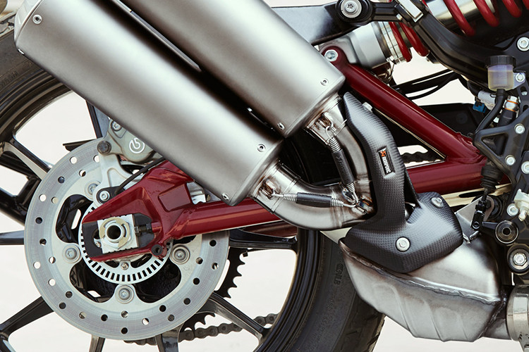 Được biết, phiên bản "nhẹ nhàng" hơn của FTR1200 cũng sẽ được sẵn sàng để ra mắt tại một số thị trường khó tính có quy định nghiêm ngặt về sức mạnh động cơ. Xe sử dụng hộp số với 6 số mạnh mẽ với công nghệ Slipper Clutch, phuộc sau dạng mono shock đặt lệch có bình dầu rời cùng khả năng tùy chình bằng tay.