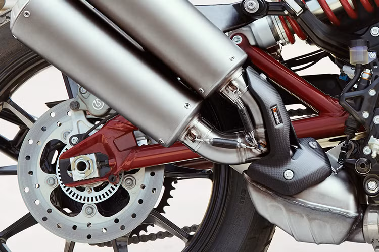 Được biết, phiên bản "nhẹ nhàng" hơn của FTR1200 cũng sẽ được sẵn sàng để ra mắt tại một số thị trường khó tính có quy định nghiêm ngặt về sức mạnh động cơ. Xe sử dụng hộp số với 6 số mạnh mẽ với công nghệ Slipper Clutch, phuộc sau dạng mono shock đặt lệch có bình dầu rời cùng khả năng tùy chình bằng tay.