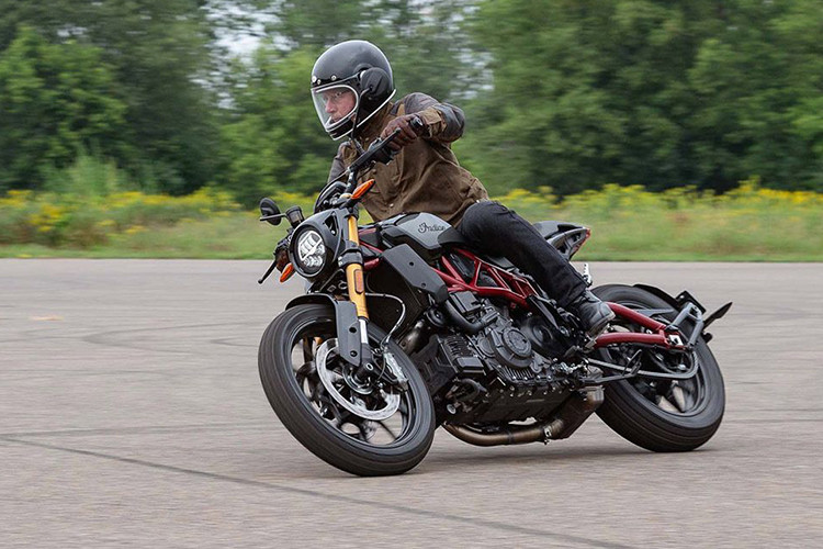 Giá xe Indian FTR 1200 không kém hấp dẫn khi ở mức 1.799.000 Rupee cho phiên bản hiện đại nhất (tương đương với khoảng gần 600 triệu đồng). Nếu được bán về Việt Nam, mức giá của chiếc xe này sẽ lên một tầm cao mới với khả năng lên tới hơn 1 tỷ đồng.