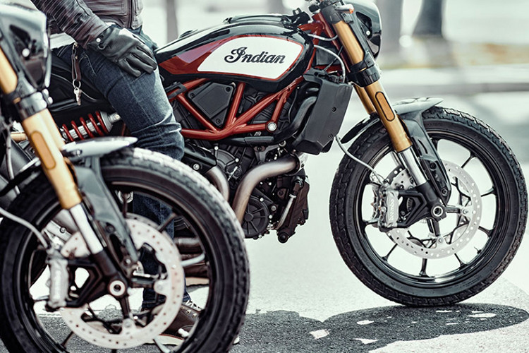 Indian FTR1200 là một trong số ít những chiếc xe đua địa hình Flat Track sử dụng cỗ máy V-twin có dung tích lên tới 1203 phân khối. Đây là cỗ máy cực mạnh khi sinh công lên tới 120 mã lực và lực kéo là 115Nm cho sức mạnh được thể hiện tốt ở mọi số.