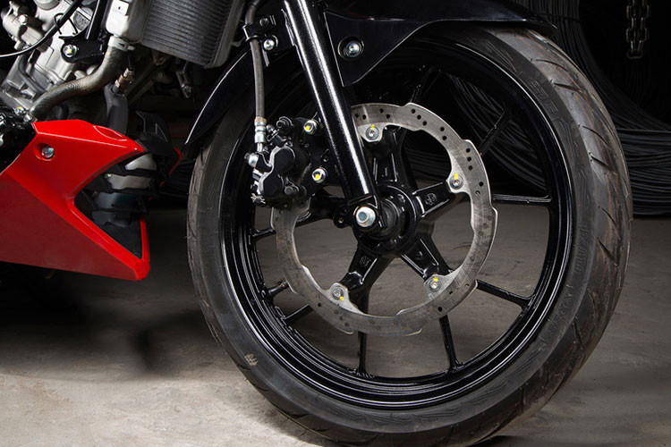 Xe sử dụng mâm kích thước 17 inch cho cả bánh trước và bánh sau cùng hệ thống phanh đĩa cho cả hai bánh. Trên phiên bản mới này, bộ ống xả phụ kiện Yoshimura còn giúp xe tăng tốc hiệu quả nhờ trọng lượng nhẹ hơn ống xả nguyên bản 1,3 kg. Cụ thể, ống xả Yoshimura nặng chỉ 3 kg, trong khi cụm ống xả nguyên gốc nặng tới 4,3 kg.