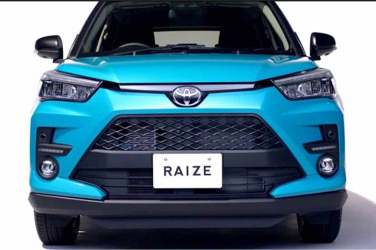 Thiết kế đầu xe Toyota Raize chịu ảnh hưởng từ phong cách của đàn anh RAV4, đặc biệt là phần lưới tản nhiệt hình thang cỡ lớn, nằm dưới logo nhà sản xuất. Ngoài ra, Toyota Raize 2020 còn được trang bị hốc góc cạnh, chứa đèn sương mù trước và dải đèn LED định vị ban ngày.