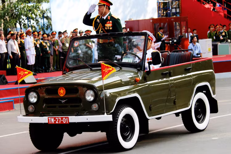 Trải qua hàng chục năm, hình ảnh những chiếc xe ôtô Uaz 469 trong màu xanh quân đội, với viền sơn trắng xung quanh thân và quanh lốp đi đầu trong các cuộc diễu binh, diễu hành nhân dịp kỷ niệm quốc khánh 2/9 vẫn luôn "in đậm" trong tâm trí của nhiều người dân Việt Nam.