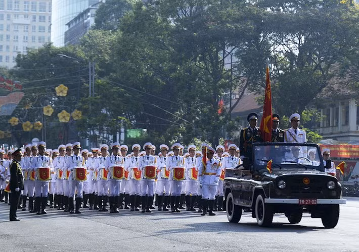 Phiên bản của những chiếc xe Uaz được sử dụng trong các cuộc diễu binh của quân đội nhân dân Việt Nam trong các kỳ quốc khánh chủ yếu là bản mui trần, phù hợp để các lãnh đạo quân đội. Ưu điểm của mẫu xe này giúp các chỉ huy có thể đứng trên xe và chào người dân trong các sự kiện lớn.