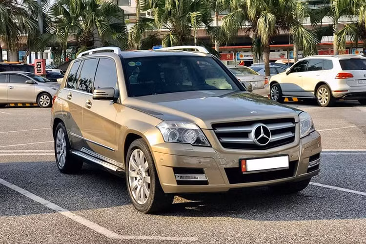 Chiếc Mercedes-Benz GLK300 4Matic trong bài viết này đang được người dùng tại Hà Nội rao bán được sản xuất năm 2010. Chiếc xe hiện đang được chào bán với giá khoảng hơn 500 triệu đồng. Trên thị trường xe cũ, hầu hết GLK300 thường được rao bán với giá trên, dưới 500 triệu - tuỳ vào độ mới và đời xe.