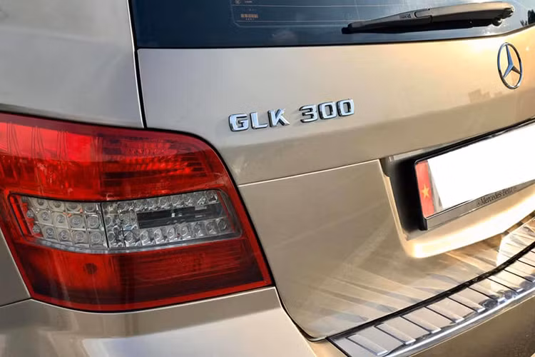Phía dưới đầu của xe là hai hốc hút gió lớn đi kèm đèn sương mù. Đuôi xe nổi bật với cụm đèn hậu dạng LED, hệ thống ống xả đơn đặt đối xứng hai bên. Đặc biệt, ngoại thất của chiếc Mercedes-Benz GLK300 4Matic này vẫn được chủ nhân khá giữ gìn nên nó có ngoại hình còn khá mới. Đèn pha của xe cũng sử dụng bóng bi-xenon, mâm xe 19 inch 10 chấu đơn...