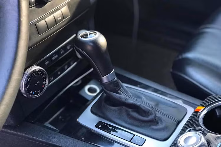 Mercedes-Benz GLK300 4Matic được trang bị khối động cơ xăng V6 3.0L cho công suất tối đa 231 mã lực tại 6.000 vòng/phút và mô-men xoắn cực đại 300Nm từ 2.500 - 5.000 vòng/phút. Hộp số là loại tự động 7G-Tronic 7 cấp, tăng tốc từ 0 - 100km/h trong 7,6 giây, tốc độ tối đa 210 km/h.