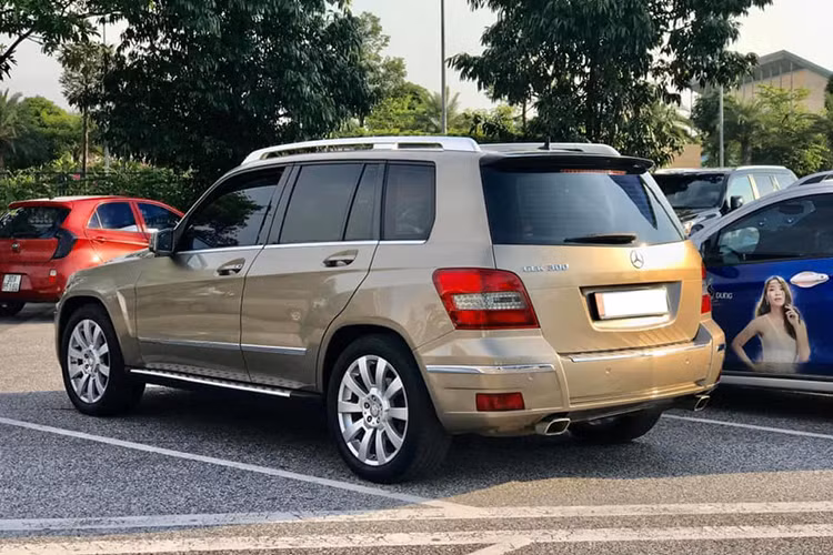 Phiên bản của mẫu SUV Mercedes-Benz GLK300 đời đầu vào năm 2009 và đăng ký vào khoảng đầu năm 2010 này từng được thương hiệu xe sang Mercedes-Benz tại Việt Nam phân phối và bán ra thị trường với mức giá xe Mercedes-Benz GLK300 là hơn 1,63 tỷ đồng trong khi phiên bản nâng cấp ra mắt năm 2012 có giá 1,654 tỷ đồng.