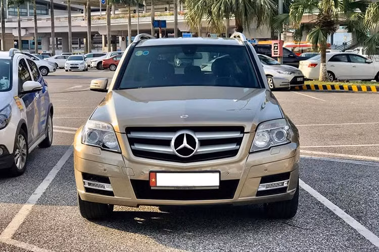 Về mặt thiết kế, Mercedes-Benz GLK300 đời đầu tại Việt Nam sở hữu kiểu dáng vuông vức, chiếc SUV này kế thừa vẻ mạnh mẽ của dòng GL-Class sang trọng cùng đời. Đầu xe nổi bật lưới tản nhiệt 3 thanh ngang làm từ kim loại mạ chrome, chính giữa gắn logo ngôi sao ba cánh lớn.