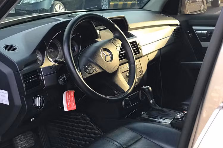 Bên trong nội thất cũng được thiết kế góc cạnh tương tự bên ngoài. Ghế ngồi bọc da cao cấp, ghế lái chỉnh điện nhớ 3 vị trí, ghế phụ nhớ 2 vị trí. Tap-lô bên phía ghế phụ ốp 2 nhôm xước cỡ lớn. Trung tâm bảng điều khiển là màn hình giải trí 7 inch đặt lõm sâu vào bên trong. Phía dưới là cửa gió điều hòa và loạt phím bấm chức năng. 