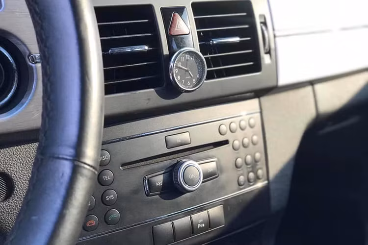 Vô-lăng của xe được thiết kế dạng 3 chấu bọc da tích hợp nhiều phím chức năng hỗ trợ người người lái. Cần số bọc da với đỉnh gắn logo ngôi sao 3 cánh. Khoang hành khách phía sau rộng rãi cho 3 người ngồi, vị trí giữa tích hợp bệ tỳ tay cơ động và khay để cốc. Cửa gió điều hòa riêng biệt.