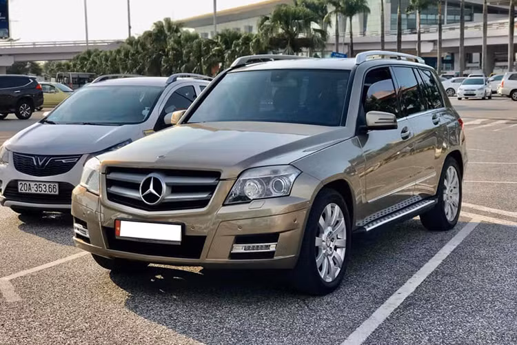  Mercedes-Benz GLK tại Việt Nam thuộc phân khúc SUV hạng sang, từng được giới thiệu ra thị trường lần đầu tiên vào năm 2009. Phiên bản nâng cấp của mẫu xe này tiếp tục được ra mắt vào năm 2012 và hiện mẫu xe này đã được thay thế bằng dòng xe GLC hoàn toàn mới.