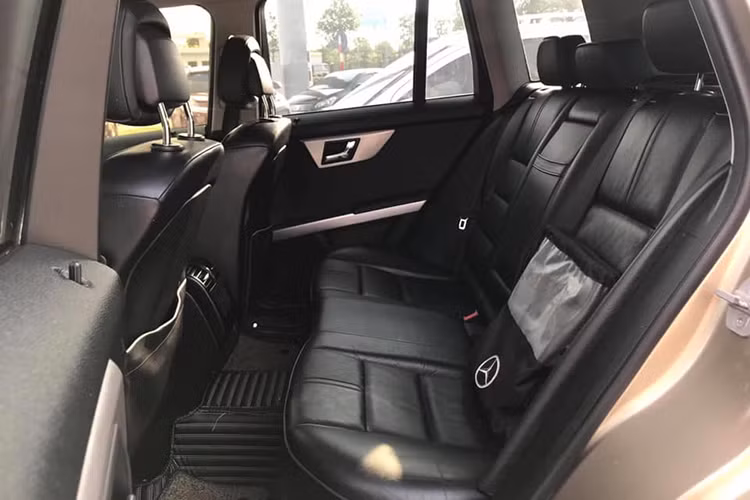 Mặc dù đã sử dụng một thời gian khá dài, tuy nhiên do khá giữ gìn nên nội thật tổng thể của chiếc xe trong bài viết này theo quan sát còn khá mới và chưa thay thế. Các chi tiết da bên trong xe không có nhiều thay đổi so với nguyên bản.