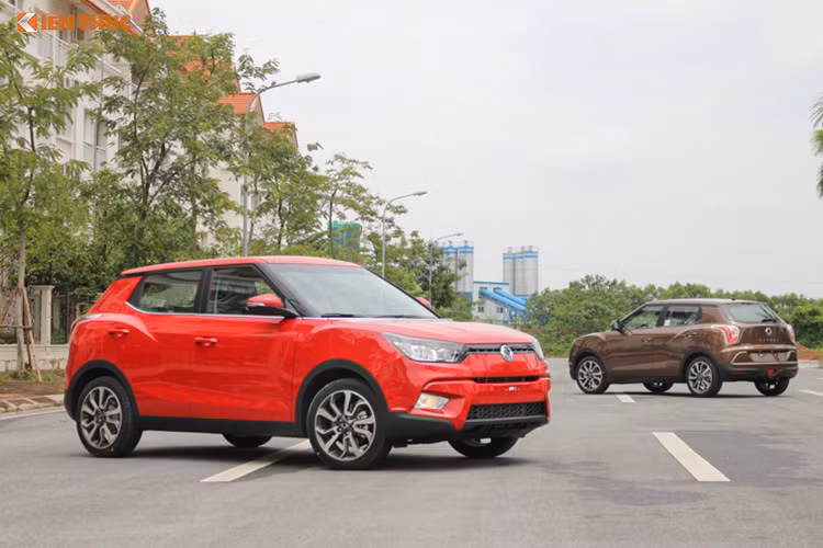 Tuy là cái tên khá mới ở thị trường Việt nhưng SsangYong Tivoli xứng đáng được liệt vào danh sách những mẫu xe SUV đáng tiền. Nằm trong phân khúc SUV cỡ nhỏ, SsangYong Tivoli sở hữu nhiều ưu điểm như: khả năng cách âm tốt, nhiều trang bị tiện nghi, khả năng vận hành ổn định, không gian nội thất thoải mái…