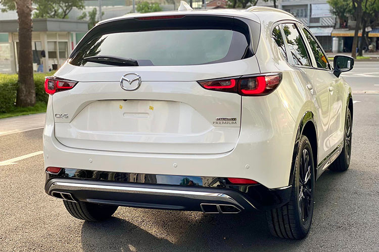 Đáng chú ý, dù mọi chi tiết trên xe đều nguyên bản theo nhà sản xuất, ODO còn chưa kịp chạm mốc 20 km nhưng giá bán của xe chỉ ở mức 859 triệu đồng. Theo cập nhật mới nhất, giá xe Mazda CX-5 Premium Sport 2023 hiện đang được niêm yết 849 triệu đồng. 