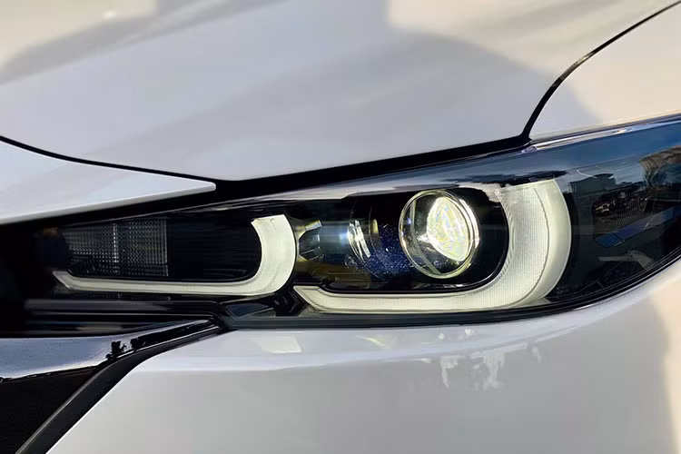 Về trang bị an toàn, bản tiêu chuẩn Mazda CX-5 Deluxe có thêm tính năng cảnh báo điểm mù và cảnh báo phương tiện cắt ngang khi lùi. Bản Luxury bổ sung gói an toàn i-Activsense với những tính năng như kiểm soát hành trình thích ứng, cảnh báo chệch làn, hỗ trợ giữ làn, phanh hỗ trợ phòng chống va chạm, phanh hỗ trợ thông minh trong thành phố phía trước/sau... Bản cao cấp nhất Premium có thêm camera 360 độ.