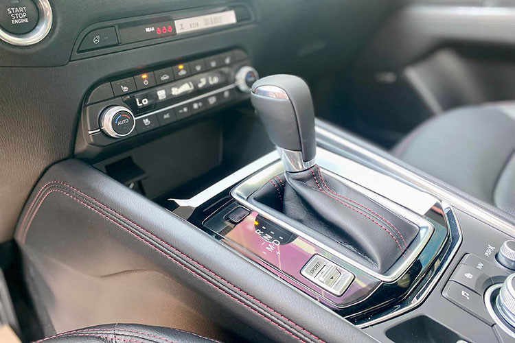 Những nâng cấp ở bên trong có thể kể đến như kính chắn gió khoang lái 2 lớp, cửa kính trước/sau chống tia UV và ánh sáng xanh; màn hình giải trí cảm ứng từ 7 lên 8 inch. Riêng 2 bản trên có ghế lái chỉnh điện 10 hướng. Bản đắt nhất Premium có thêm mở cốp rảnh tay, âm thanh 10 loa Bose, màn hình HUD trên kính lái, sưởi và làm mát hàng ghế trước...