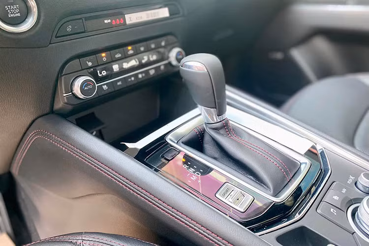 Những nâng cấp ở bên trong có thể kể đến như kính chắn gió khoang lái 2 lớp, cửa kính trước/sau chống tia UV và ánh sáng xanh; màn hình giải trí cảm ứng từ 7 lên 8 inch. Riêng 2 bản trên có ghế lái chỉnh điện 10 hướng. Bản đắt nhất Premium có thêm mở cốp rảnh tay, âm thanh 10 loa Bose, màn hình HUD trên kính lái, sưởi và làm mát hàng ghế trước...