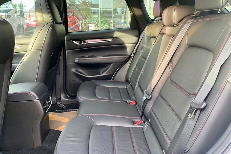 Phần đuôi xe nổi bật với cụm đèn hậu dạng LED hiện đại và hệ thống ống xả kép đậm chất thể thao. Riêng bản Premium Sport có những điểm nhận diện riêng như ốp viền cản trước/sau màu đen bóng, ốp vòm bánh xe, ốp lườn màu đen bóng, mâm xe màu đen bóng, mặt ga lăng có điểm nhấn màu đỏ.