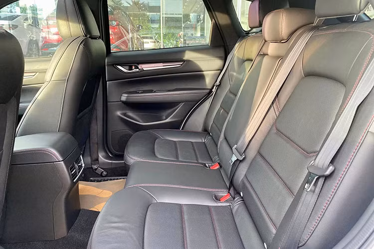 Phần đuôi xe nổi bật với cụm đèn hậu dạng LED hiện đại và hệ thống ống xả kép đậm chất thể thao. Riêng bản Premium Sport có những điểm nhận diện riêng như ốp viền cản trước/sau màu đen bóng, ốp vòm bánh xe, ốp lườn màu đen bóng, mâm xe màu đen bóng, mặt ga lăng có điểm nhấn màu đỏ.