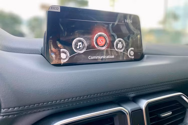 Mazda CX-5 2023 tại Việt Nam sở hữu một số tinh chỉnh nhẹ về thiết kế nội - ngoại thất. Trong đó, điểm thay đổi lớn nhất ở khu vực bên ngoài là phần đèn pha được làm lại với dải LED định vị ban ngày kiểu mới. Lưới tản nhiệt mới với kiểu xếp tầng, tạo hiệu ứng 3D, la-zăng hợp kim 19 inch thiết kế mới.