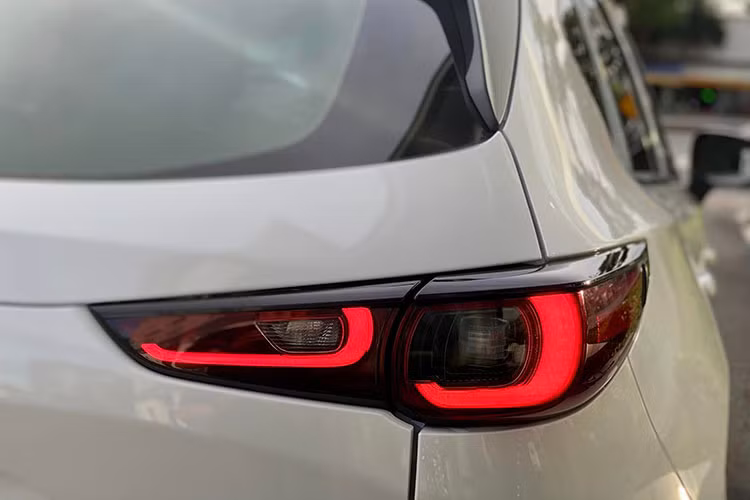 Bên dưới nắp ca-pô Mazda CX-5 2023 là khối động cơ xăng Skyactiv-G 2.0L, đi kèm hộp số tự động 6 cấp, cho công suất tối đa 154 hp và 200 Nm mô-men xoắn. Xe có 2 chế độ lái, gồm Normal và Sport.