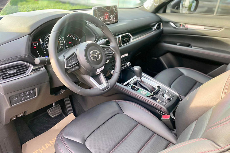 Như vậy, chỉ sau 17 km trải nghiệm, chủ xe Mazda CX-5 Premium Sport lỗ 60 triệu đồng. Dưới góc nhìn của những người có kinh nghiệm mua bán xe, đây chính là cơ hội tốt dành cho khách hàng đang có nhu cầu mua xe Mazda CX-5. Bởi, dù được rao bán trên sàn xe cũ nhưng chiếc CX-5 trong bài viết không khác gì xe còn nằm ở hãng, trong khi giá bán lại hấp dẫn hơn hẳn.