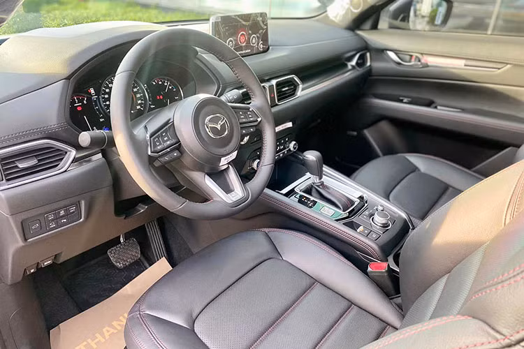 Như vậy, chỉ sau 17 km trải nghiệm, chủ xe Mazda CX-5 Premium Sport lỗ 60 triệu đồng. Dưới góc nhìn của những người có kinh nghiệm mua bán xe, đây chính là cơ hội tốt dành cho khách hàng đang có nhu cầu mua xe Mazda CX-5. Bởi, dù được rao bán trên sàn xe cũ nhưng chiếc CX-5 trong bài viết không khác gì xe còn nằm ở hãng, trong khi giá bán lại hấp dẫn hơn hẳn.