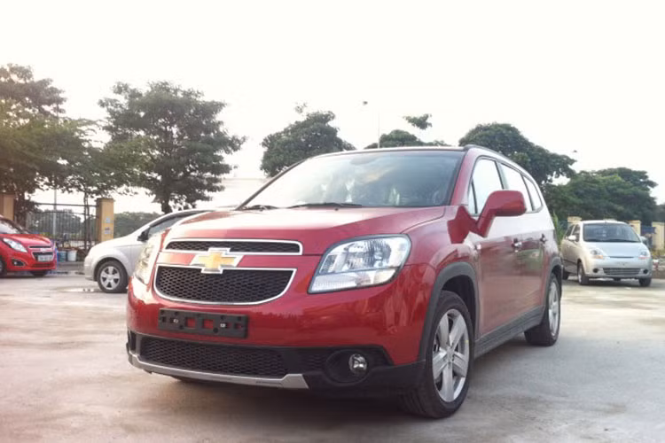 Tại thị trường Việt Nam Chevrolet Orlando có giá 699 triệu đồng và cũng là đối thủ trực tiếp và mạnh nhất của mẫu xe đa dụng 7 chỗ Toyota Innova.
