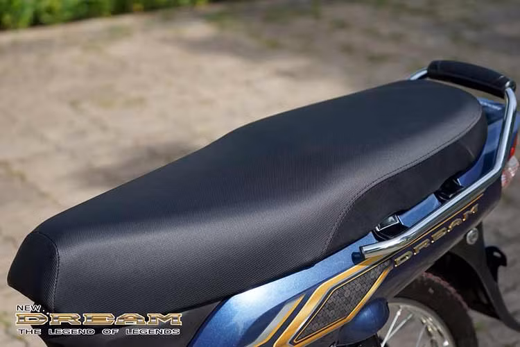 Ngoài ra, các họa tiết trên phần ốp nhỏ màu vàng đồng gắn trên yếm trước cũng được thiết kế mới, “ton-sour-ton” với phong cách của bộ tem mới. Một số chi tiết như cần đạp phanh chân, cần chuyển số được mạ crôm sáng bóng thay vì mạ kẽm như trên bản cũ, mang đến cái nhìn cổ điển hơn. 