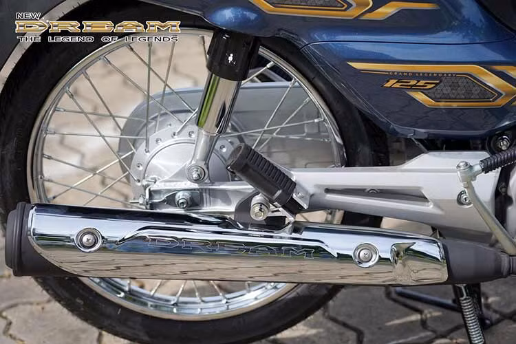 Bánh sau của Dream 2024 kích thước 70/100-R17. Ống xả có ốp bảo vệ. Phanh dạng tang trống và giảm xóc lò xo đôi. Phanh tang trống ở cả trước và sau là lựa chọn chỉ còn tồn tại trên xe số mức giá thấp.
