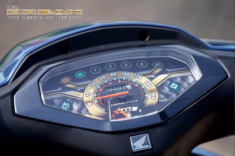 Đầu tiên là bộ tem trang trí hai bên thân xe được thiết kế mới với đồ họa 3D tạo hiệu ứng khi ánh sáng chiếu vào. Phần góc yếm trước cũng được trang trí thêm hai sọc màu vàng, màu của hoàng gia Campuchia.