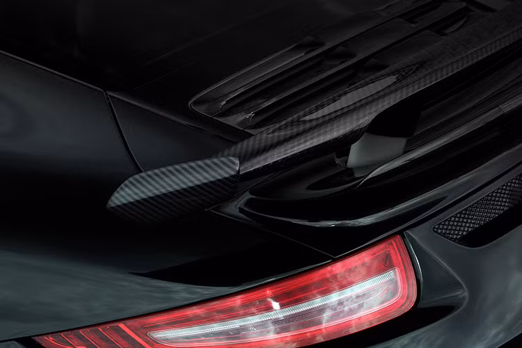 Nắp ca-pô, ốp sườn, các lỗ thông hơi và tất nhiên là cách gió cỡ lớn ở đuôi xe cũng được độ bằng vật liệu các-bon.
