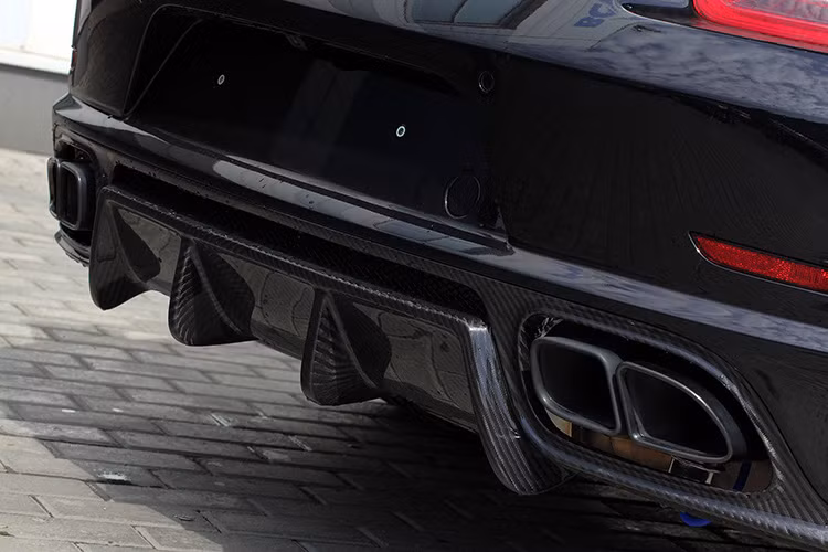 Đuôi xe với cặp ống xả kép cùng dè sau độ trông cực mạnh và ngầu.