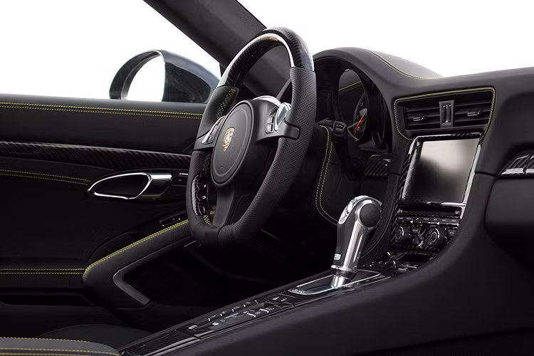 Xe sở hữu cụm tay lái thể thao 3 chấu bọc da và sợi các-bon, hệ thống thông tin giải trí hiện đại được trang bị tren mẫu xe mạnh mẽ này.