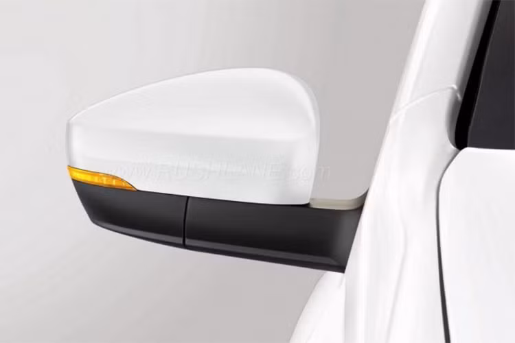 Cụ thể, khối động cơ mới trên chiếc Polo mới là loại MPI 3 xy-lanh thẳng hàng, hút gió tự nhiên, dung tích 999cc, đi kèm với hộp số sàn 5 cấp.