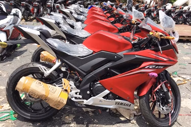 Xe được nhập về từ một nhà phân phối tư nhân tại Việt Nam theo diện không chính hãng. Cụ thể R15 mới có kích thước tương đương bản hiện tại nhưng trọng lượng chỉ 137kg, nhẹ hơn phiên bản R15 hiện tại. Tuy nhiên R15 3.0 có bình xăng dung tích chỉ 11 lít, nhỏ hơn phiên bản cũ.