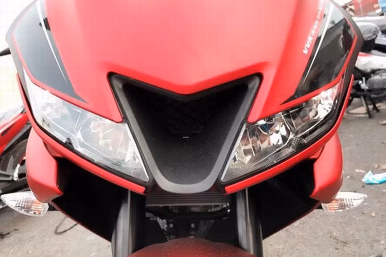 Yamaha R15 phiên bản 2017 mang khá nhiều đặc điểm thừa hưởng từ các dòng R1, R6 và R3. Ở phía trước phần đầu xe là khe hút gió nằm chính giữa theo phong cách R6, kèm theo cặp đèn pha kép được trang bị công nghệ chiếu sáng LED thế hệ mới. Không chỉ có báo xin vượt (passing), cặp đèn này còn được tích hợp thêm tính năng đèn cảnh báo. 