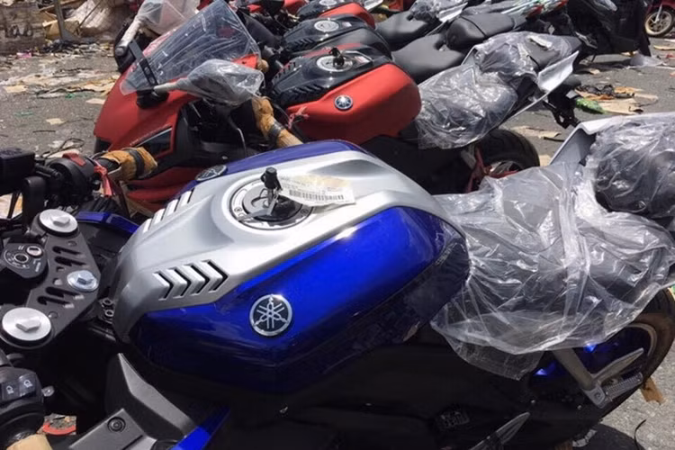 Một điểm nhấn khác của R15 mới là bảng đồng hồ full LCD với một màn hình đơn sắc lớn, báo đầy đủ các thông tin như tốc độ, vòng tua máy, cấp số, mức xăng, ODO, 2 bộ đo quãng đường đi được, tính mức tiêu thụ trung bình. Về cơ bản, tính năng đồng hồ này giống như R3, nhưng bảng đồng hồ của R15 còn hiện đại hơn khi có báo tua điện tử và cài được câu chào khi bật khóa như Exciter 150.