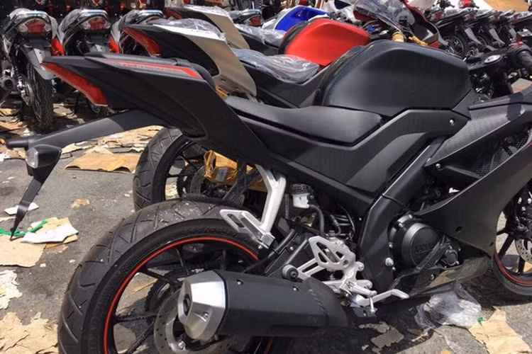 Dù vẫn sử dụng bộ khung nhôm Deltabox quen thuộc của thế hệ trước nhưng nhờ có gắp sau trọng lượng nhẹ và thiết kế mới, tỷ lệ phân phối trọng lượng trước/sau của R15 2017 đạt mức hoàn hảo 50:50. Kết hợp cùng thân xe có tính khí động học, lốp sau rộng hơn và phuộc tốt hơn giúp xe có khả năng điều khiển ổn định hơn so với thế hệ cũ.