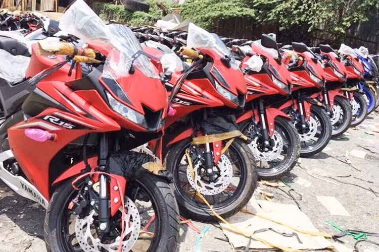 Mẫu xe côn tay thể thao phân khúc 150cc là Yamaha R15 đời 2017 được mong chờ nhất của Yamaha đã được vừa chính thức có mặt tại Việt Nam. Đây cũng là mẫu xe môtô thể thao R15 3.0 phiên bản mới nhất từng lần đầu tiên xuất hiện tại thị trường Indonesia cách đây 2 tháng.