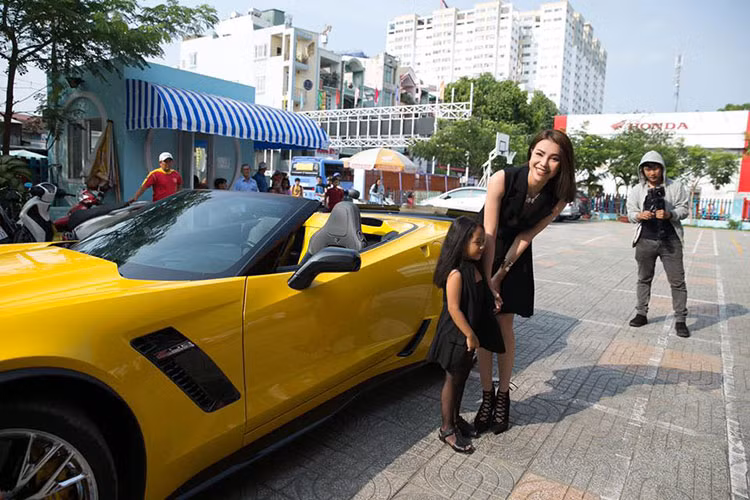 Chiếc Chevrolet Corvette C7 Z06 Convertible mà Trà Ngọc Hằng cầm lái ngoài việc trang bị gói phụ kiện cao cấp Z07 Aerodynamic Package cũng như Aero với điểm nhấn là sợi carbon còn được chủ nhân làm mới với bộ mâm độ mạ crom sáng bóng thay cho đen nguyên bản.