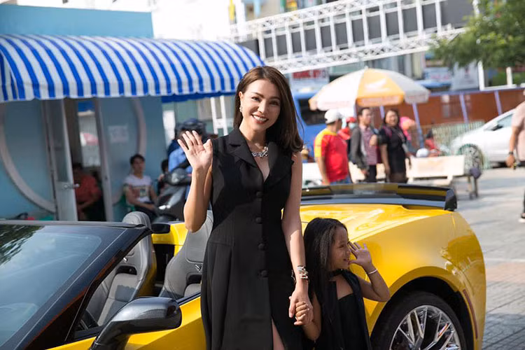 Là mẫu xe thể thao sở hữu mức giá không quá đắt đỏ như những siêu xe đình đám thương hiệu Ý (khoảng 80.000 USD), Chevrolet Corvette C7 Z06 Convertible vẫn mang dáng vẻ hầm hố không kém cạnh so với những "đại gia" siêu xe đình đám khác trên thế giới hiện nay.