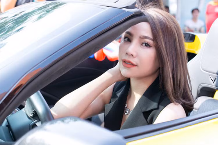 Chiếc siêu xe thể thao Chevrolet Corvette C7 Z06 Convertible mà Trà Ngọc Hằng cầm lái vừa qua chắc chắn không còn xa lạ với những người yêu xe tại Việt Nam. Nếu chú ý quan sát, bạn có thể đoán được chiếc xe mui trần thể thao này thuộc sở hữu của một người chơi xe tại Q2, TP HCM qua biển kiểm soát.