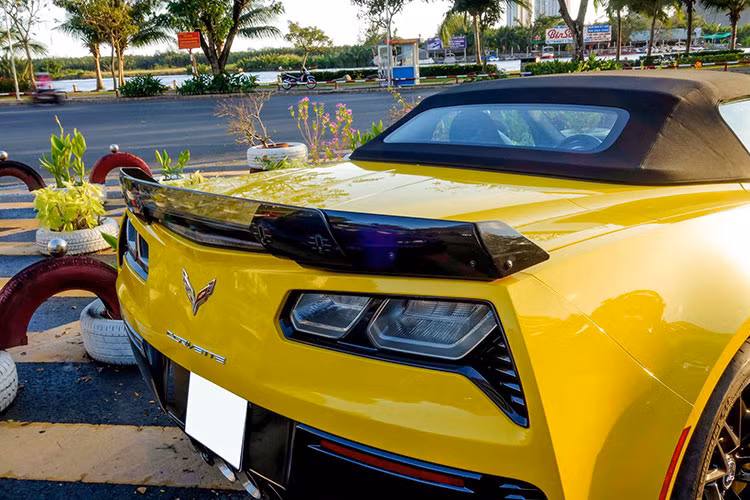 Xe sở hữu vô lăng thể thao 3 chấu bọc da cao cấp, màn hình cảm ứng 8 inch ở vị trí trung tâm cùng hệ thống âm thanh Bose 10 loa mang đến trải nghiệm thú vị cho người lái.Phía sau xe nổi bật ở cụm đèn hậu hầm hố, 4 ống xả tròn đặt giữa cùng cánh lưới gió làm từ sợi carbon.