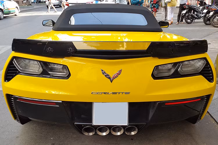 Chevrolet Corvette C7 Z06 được trang bị động cơ LT4 V8, siêu nạp, dung tích 6,2 lít, sản sinh công suất tối đa 650 mã lực tại vòng tua máy 6.400 vòng/phút và mô-men xoắn cực đại 880 Nm tại vòng tua 3.600 vòng/phút. được trang bị 2 loại hộp số. Với hộp số sàn 7 cấp, xe mất khoảng 3,2 giây để tăng tốc từ 0-100 km/h. Con số này với hộp số tự động 8 cấp tích hợp lẫy chuyển số trên vô lăng là dưới 3 giây.