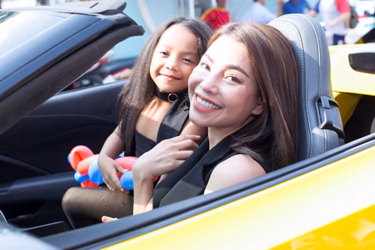 Tại thị trường Việt Nam, đã có khoảng 9 chiếc xe thể thao Chevrolet Corvette C7 Z06 được người tiêu dùng đưa về nước sử dụng, nhưng đa số các xe đều thuộc bản coupe. Trong khi đó, chỉ có khoảng 2 chiếc Chevrolet Corvette C7 Z06 Convertible mui trần xuất hiện tại Việt Nam.